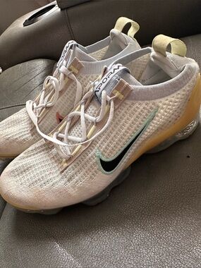 Nike Air VaporMax 2021 Flyknit "Mismatched Swoosh"